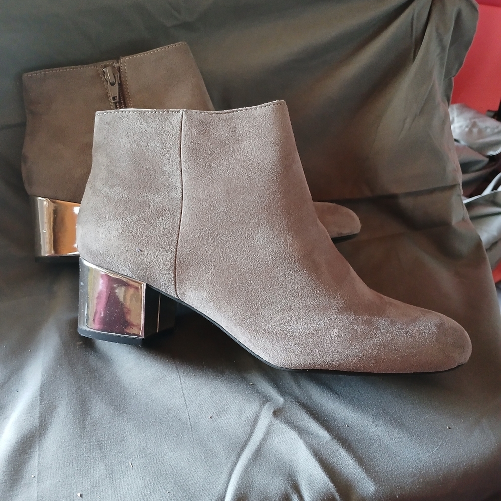 Arizona Jean Company Gray Ankle Boots with Silver Heel